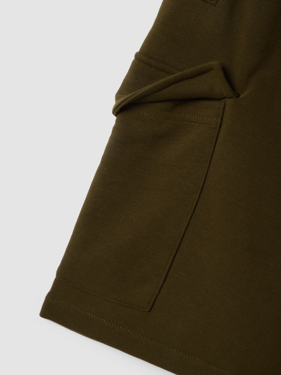 Green cotton-blend cargo shorts with pockets, relaxed fit_5