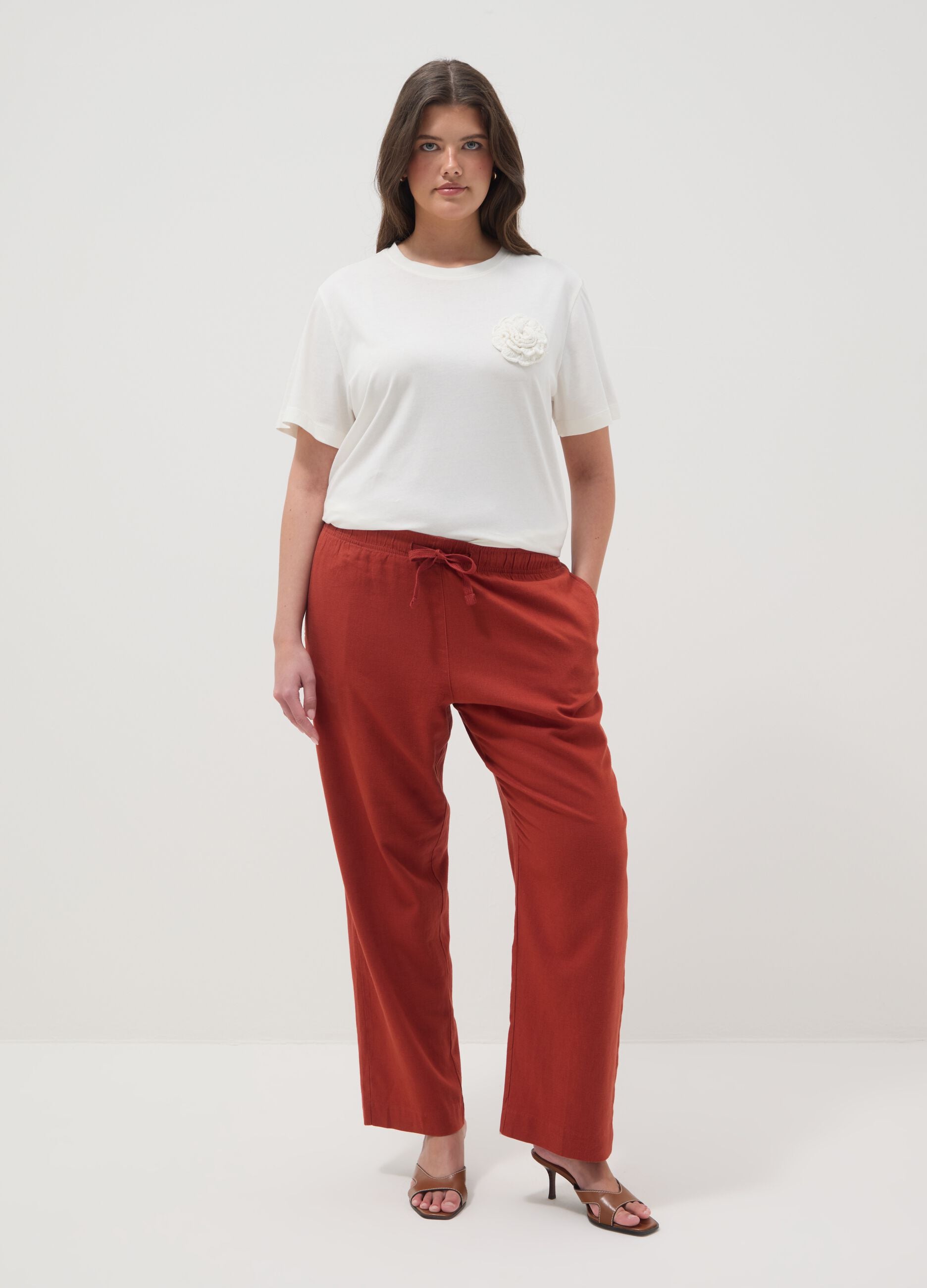 Regular fit pure white cotton T-shirt with appliqued flower