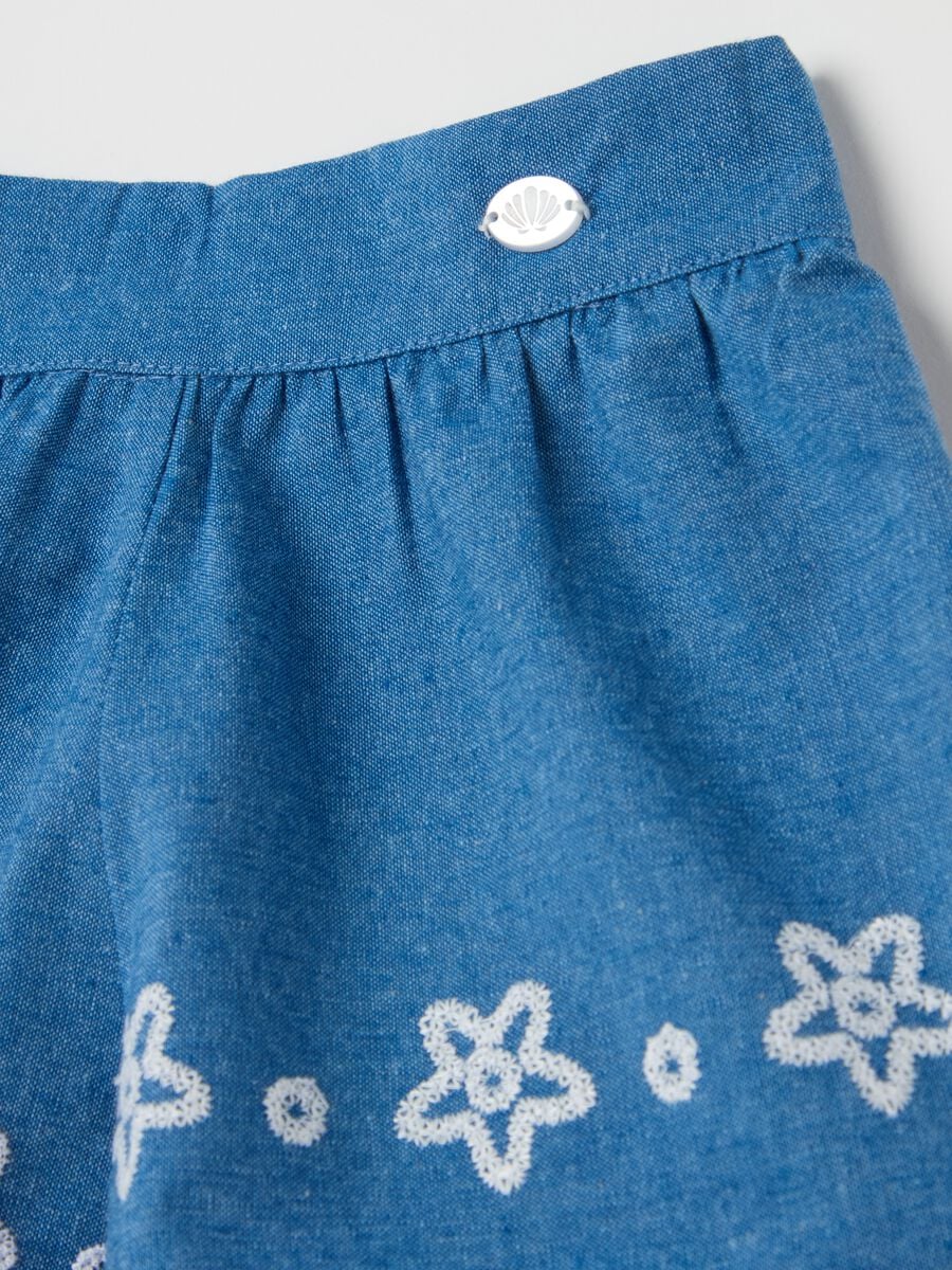 Shorts in cotone con ricamo floreale _2