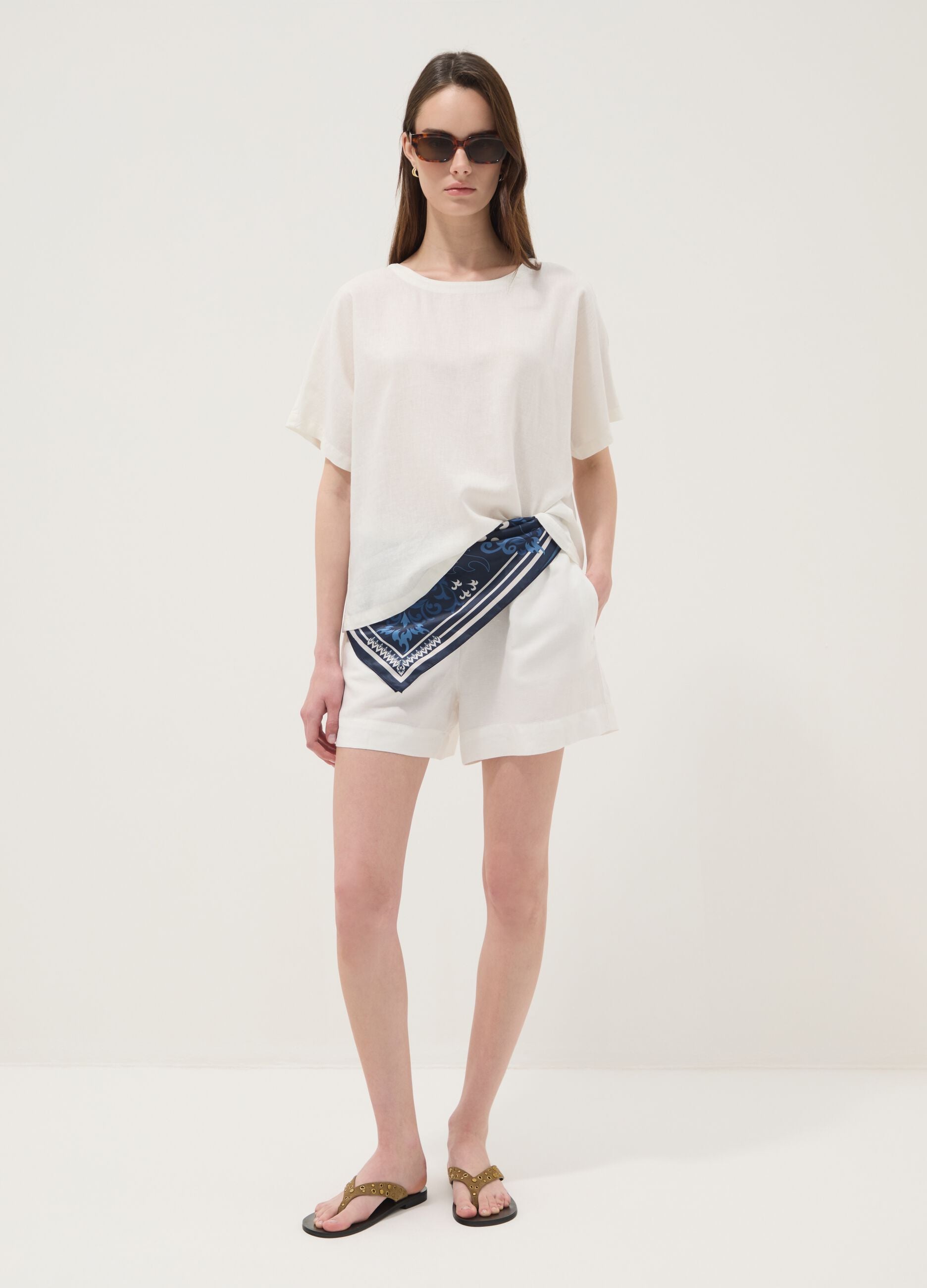 White linen-viscose blend shorts with elasticated waist, regular fit