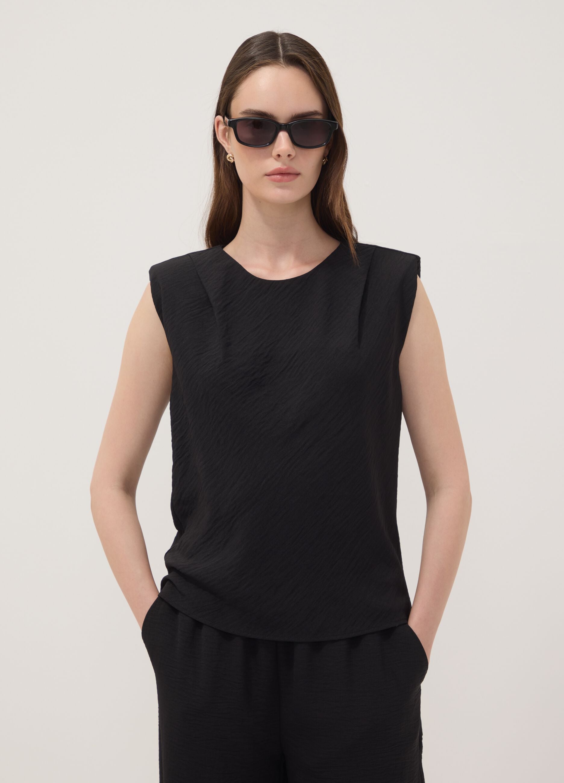 Black sleeveless pleated-texture blouse, regular fit