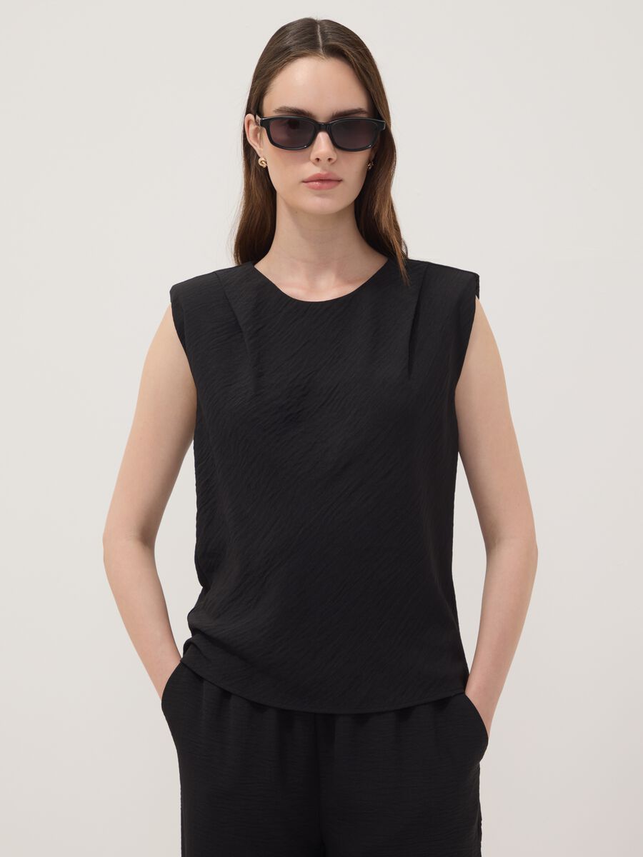 Black sleeveless pleated-texture blouse, regular fit_0