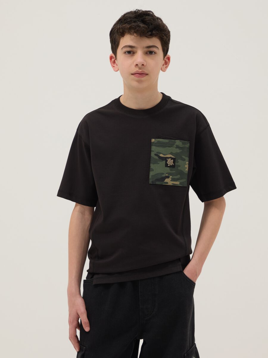T-shirt in puro cotone nero da ragazzo oversize fit con taschino_0