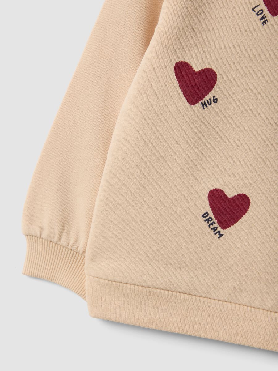 Felpa beige in puro cotone a girocollo e con stampa cuori per bimba_3