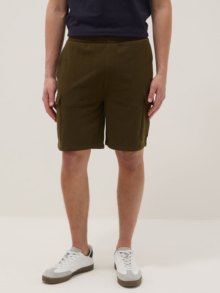 Green cotton-blend cargo shorts with pockets, relaxed fit_1