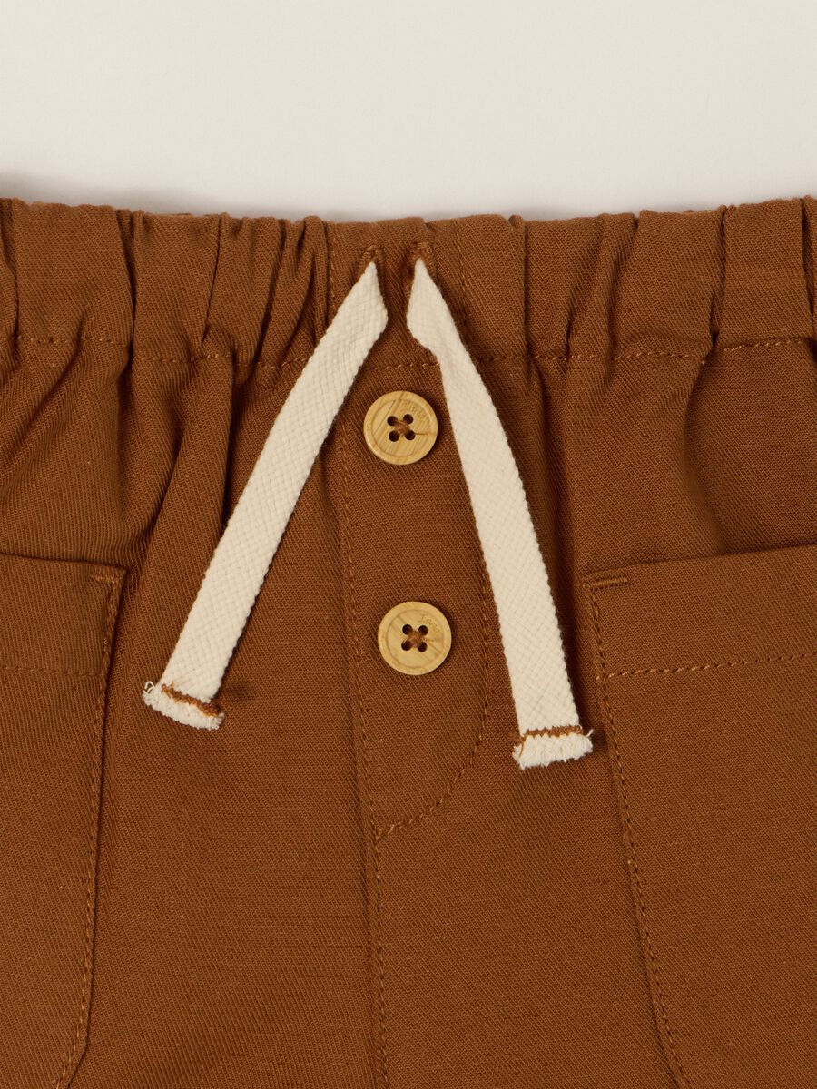 Short marrone in misto cotone e lino con vita elasticizzata regular fit_1