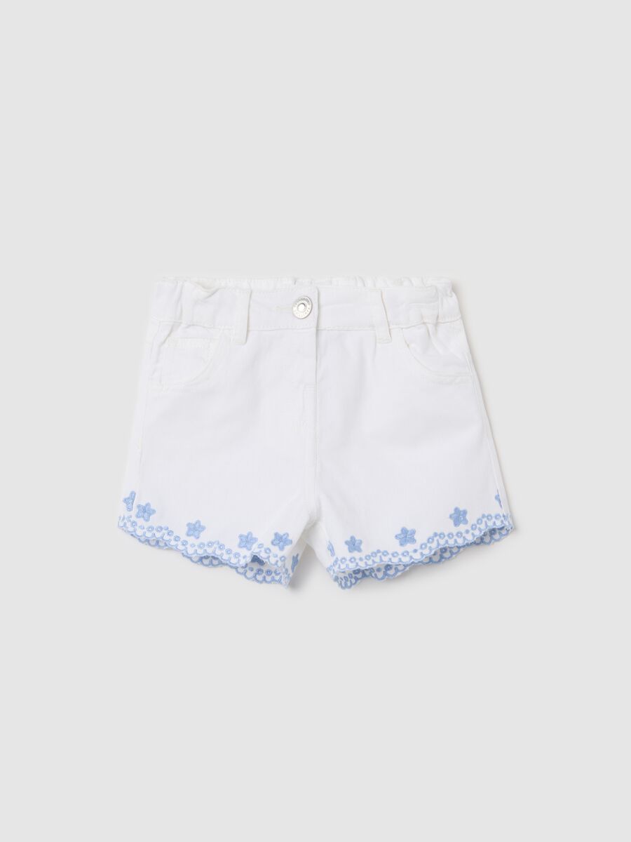 Shorts bianchi con ricamo floreale in cotone_0