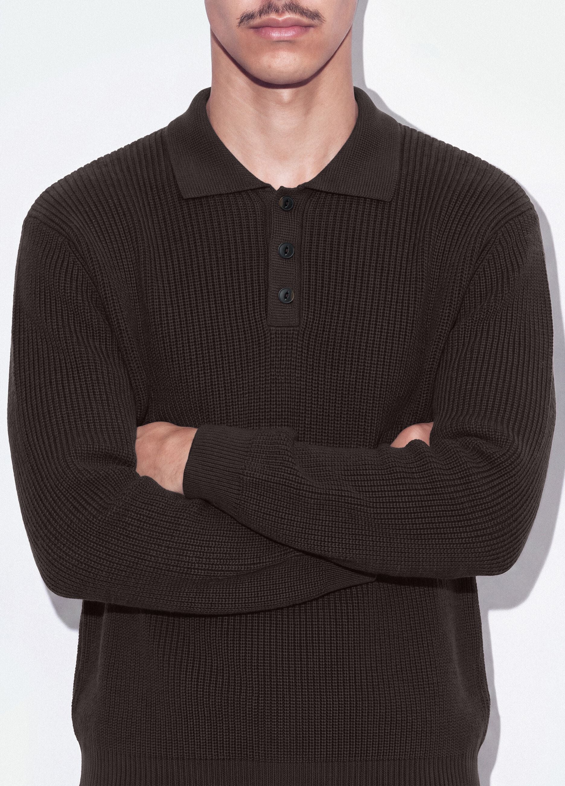 Maglia marrone in puro cotone con colletto polo over fit