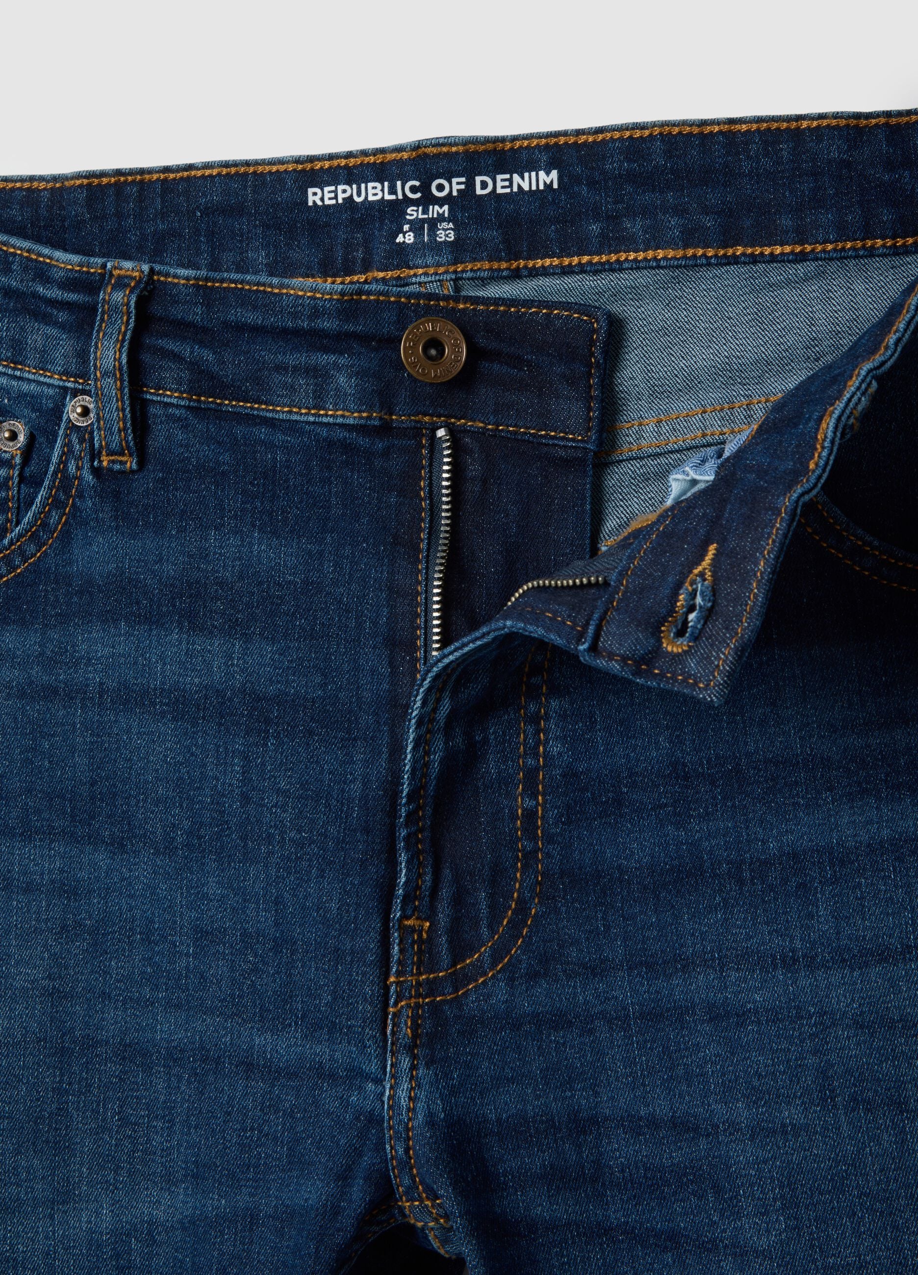 Slim fit blue stretchy cotton jeans with five pockets