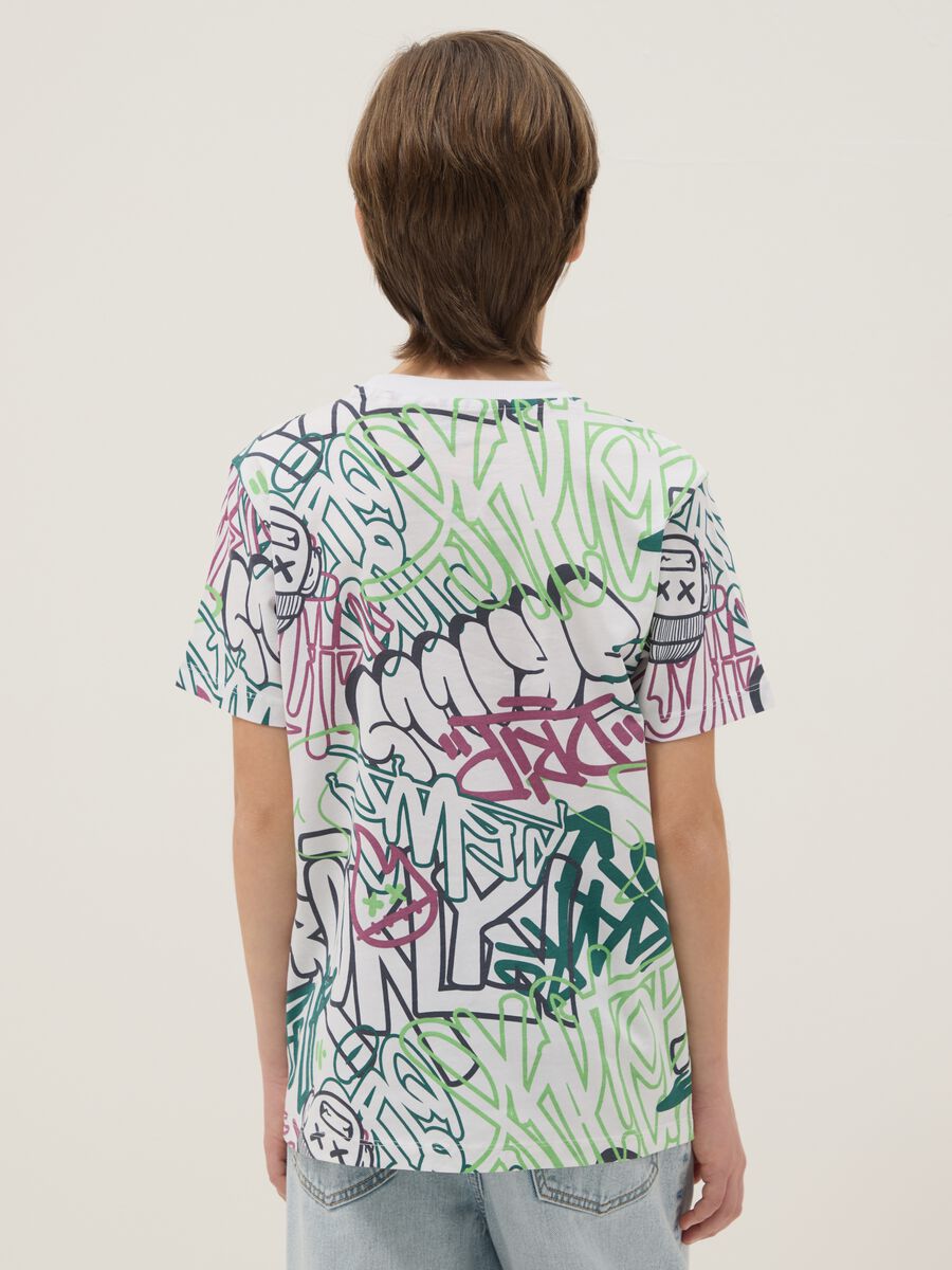 T-shirt multicolor in puro cotone con graffiti da ragazzo regular fit_1
