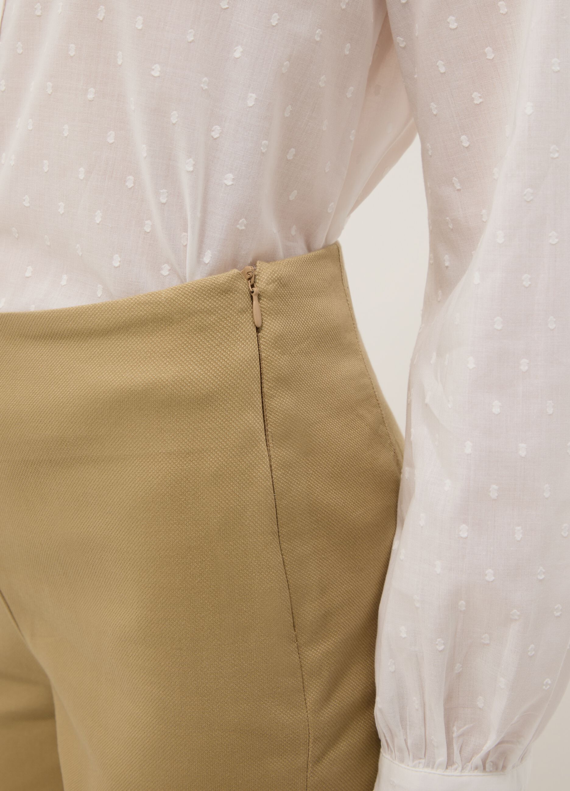 Beige slim fit ankle-length trousers in stretch cotton