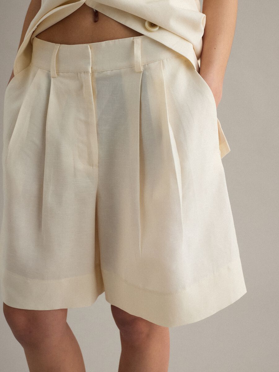 Beige Regular Fit Lyocell and Linen Blend Shorts_3