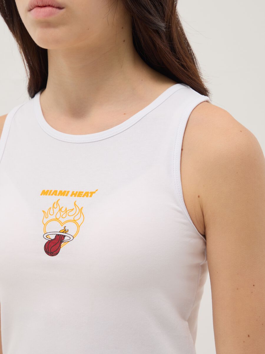 Tank top bianco in cotone elasticizzato con stampa Miami Heat fitted per ragazza_2