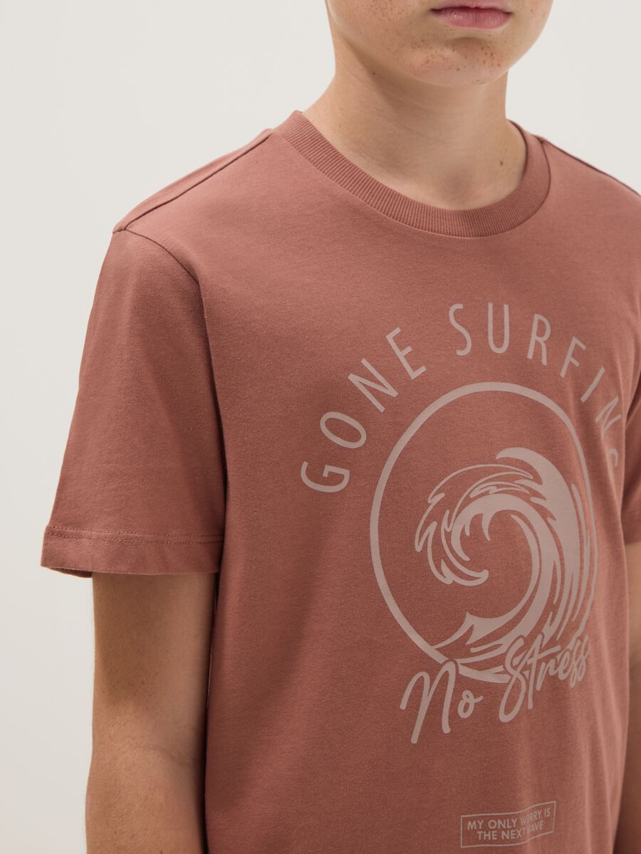 T-shirt marrone a maniche corte in puro cotone organico per ragazzo_2