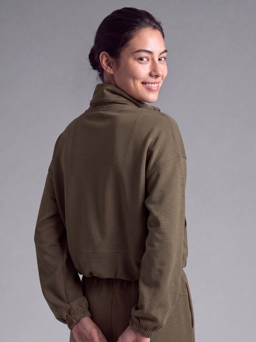 Full-zip verde corta in tessuto soft-touch con collo rialzato ALTAVIA STUDIO_3
