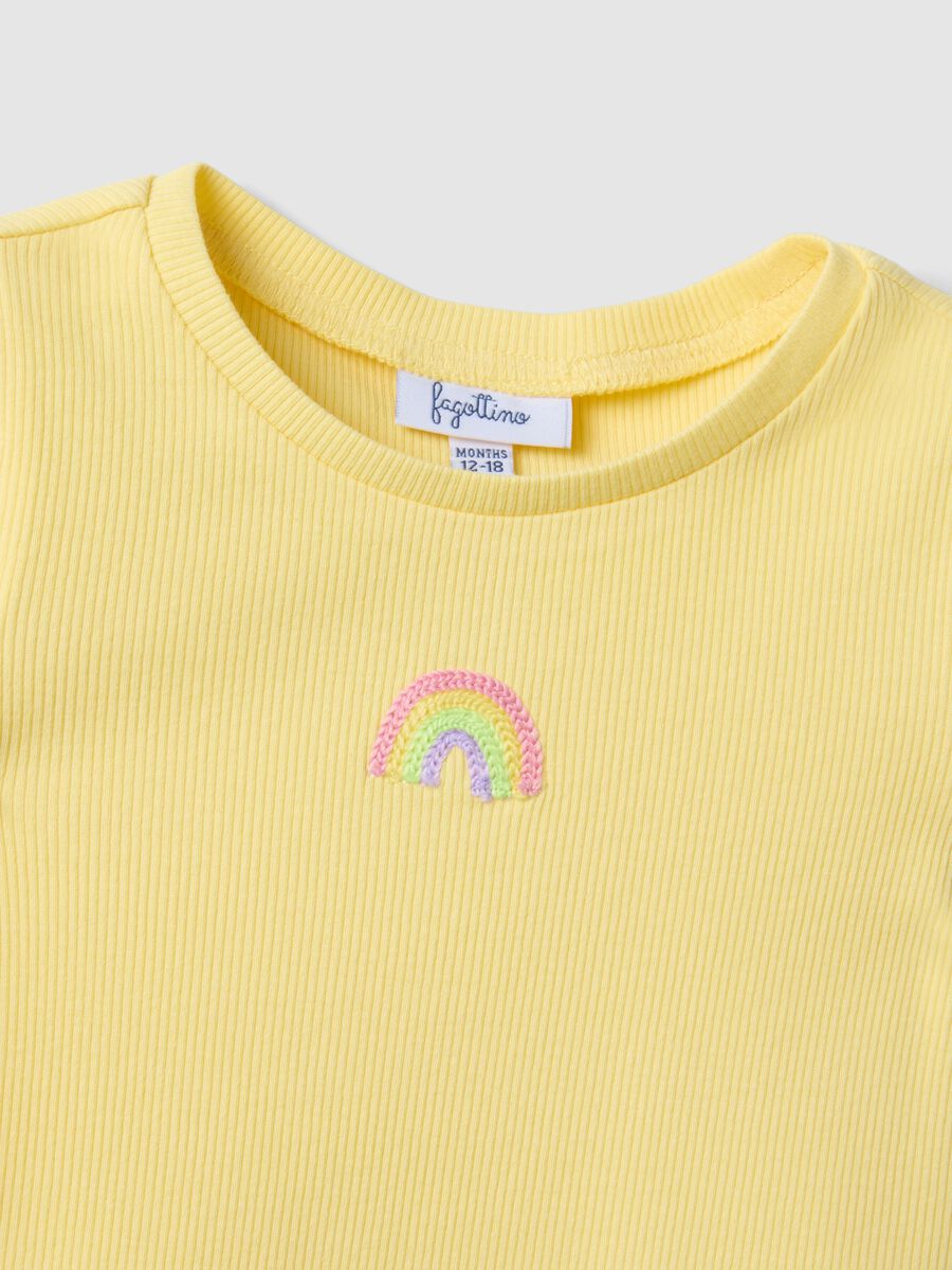 T-shirt in cotone elasticizzato gialla da bimba con arcobaleno_2