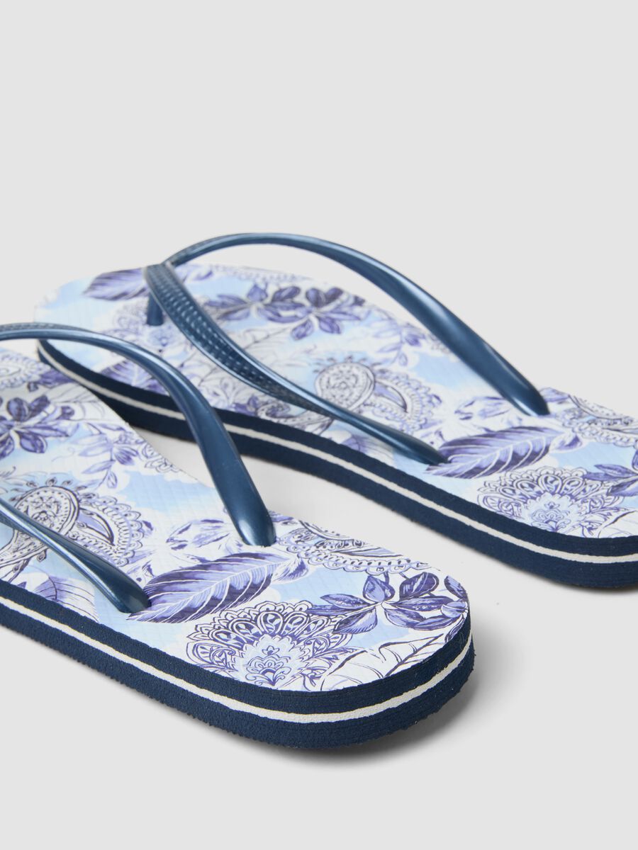 Infradito blu con stampa floreale_2