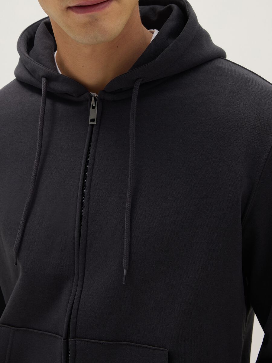 Black regular fit cotton-blend hoodie with zip_3