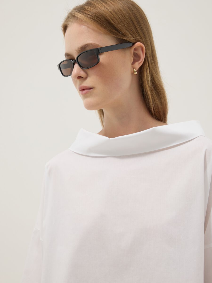 White stretch-cotton top with soft funnel neck_1