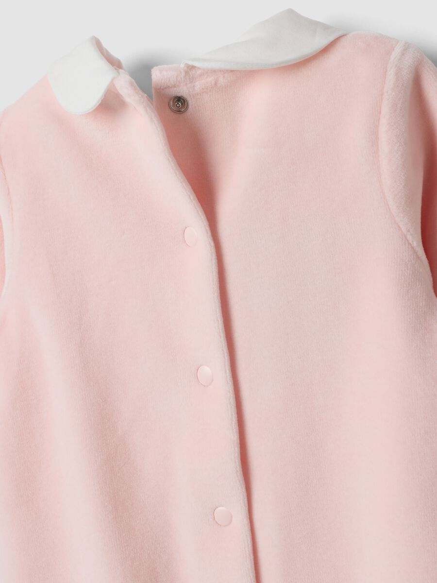 Pink organic cotton-blend baby sleepsuit with white collar_3