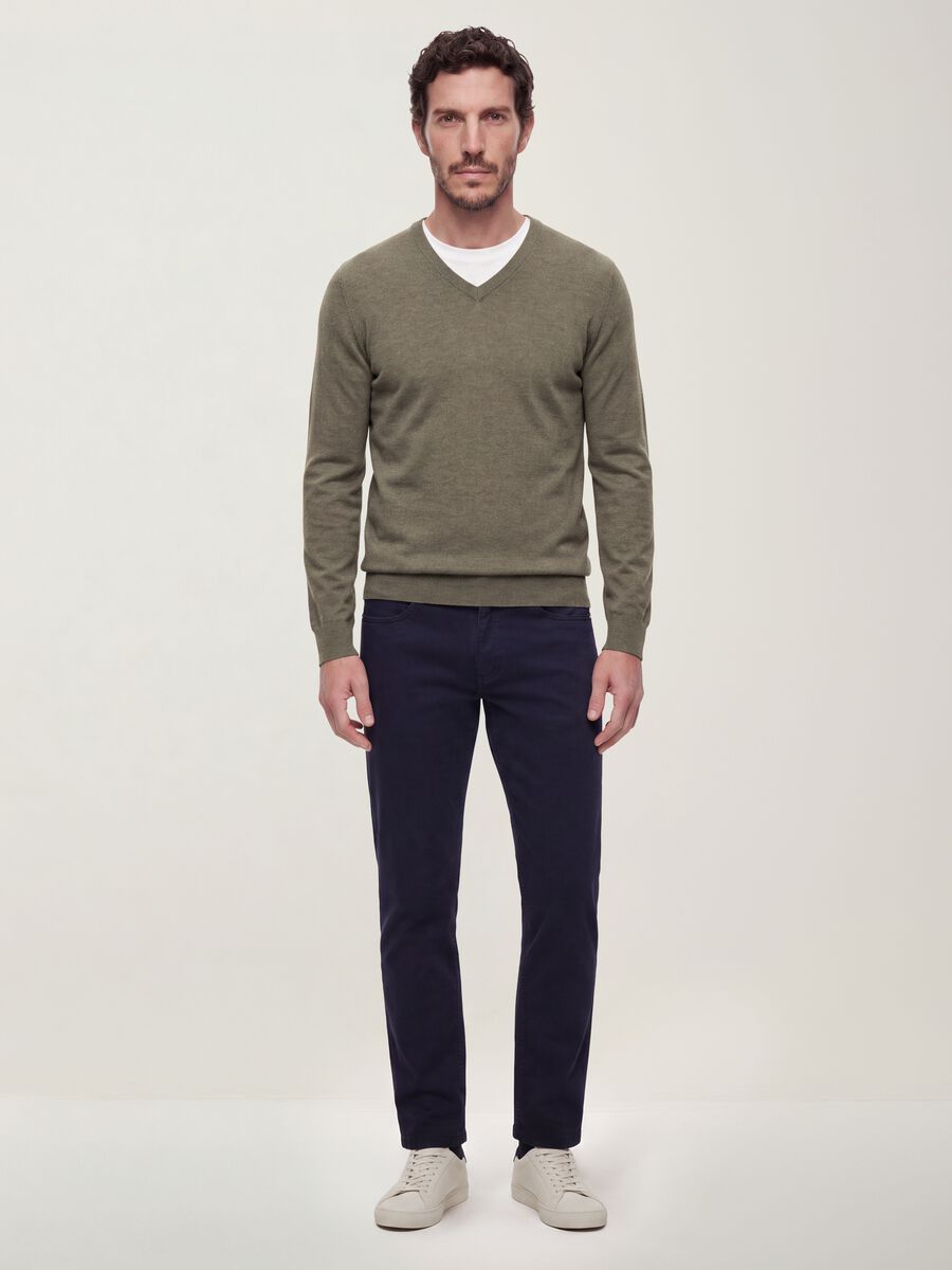 Grey V-neck viscose-blend jumper, regular fit_3