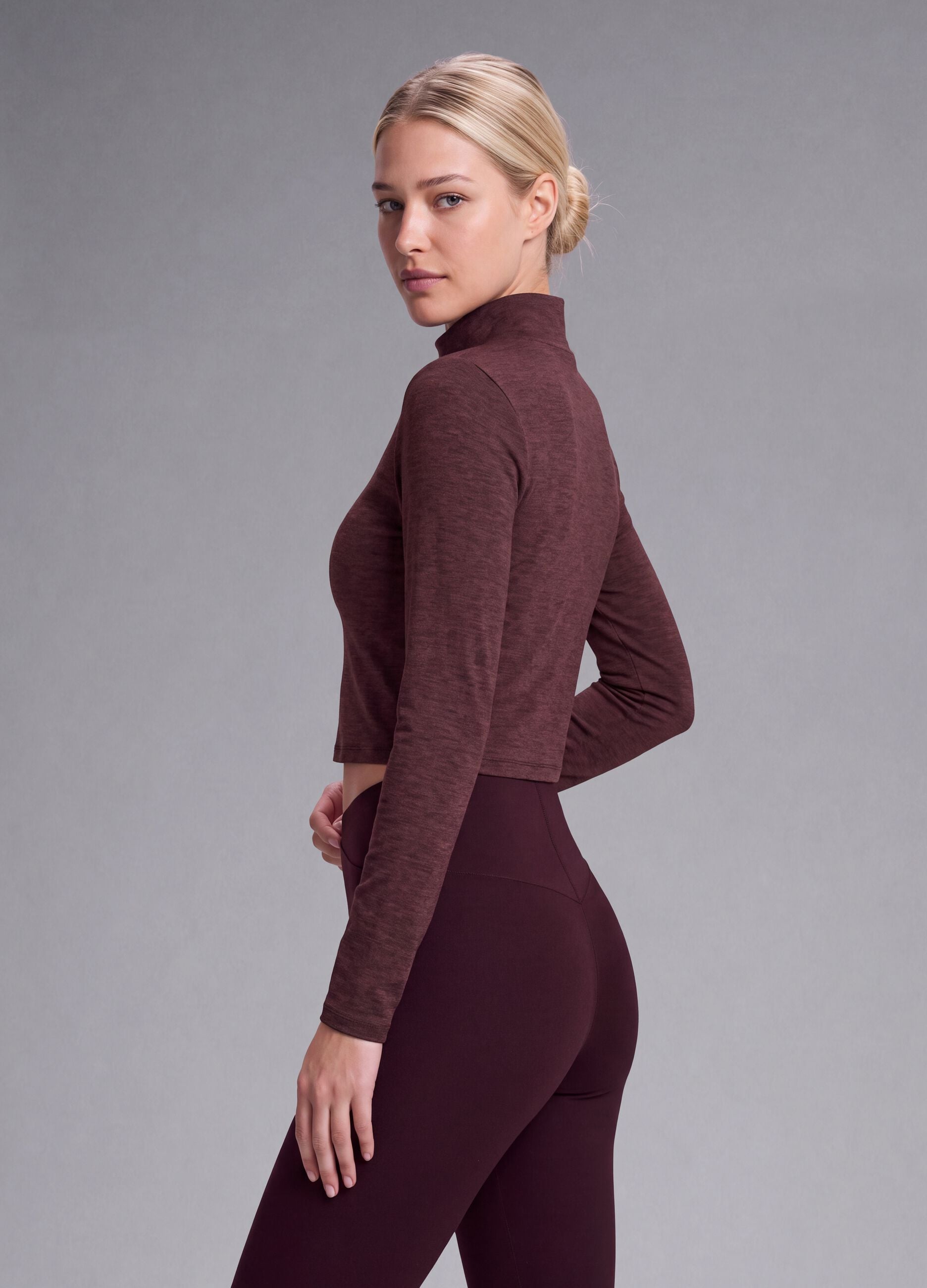 Purple cropped stretch T-shirt with high neck, Easy Dry &ndash; ALTAVIA STUDIO