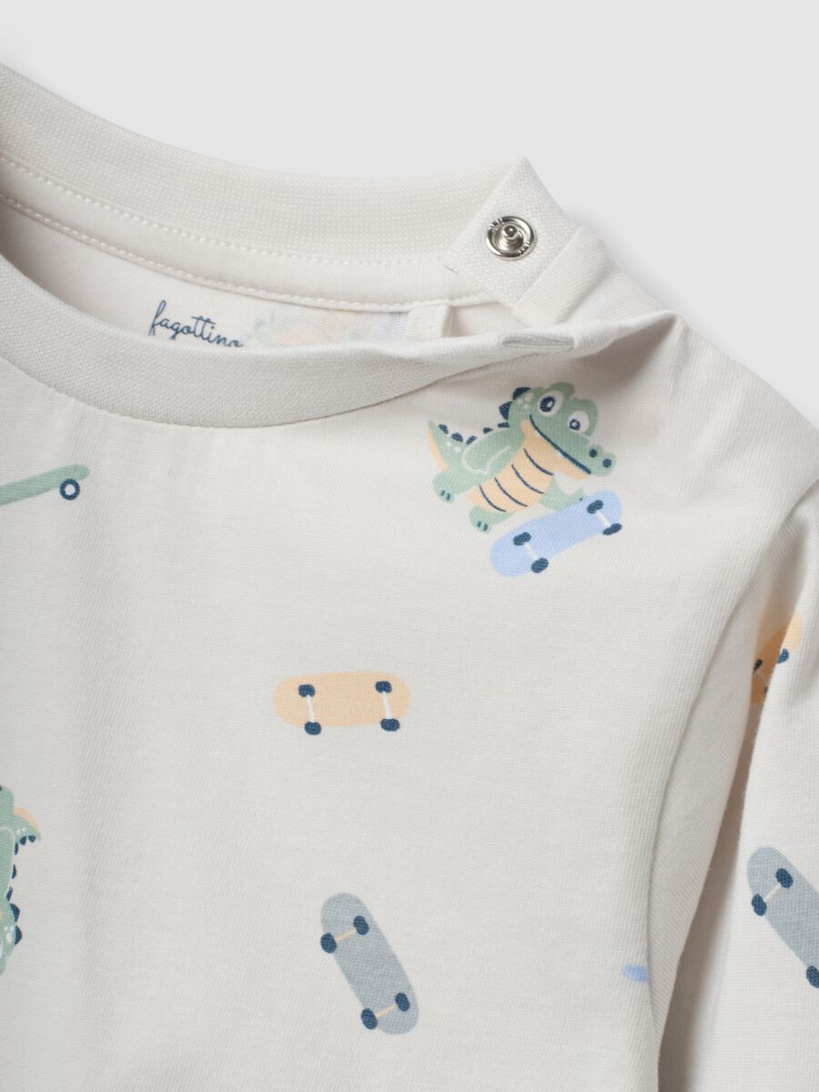 Grey organic cotton jersey pyjamas with crocodile print_2