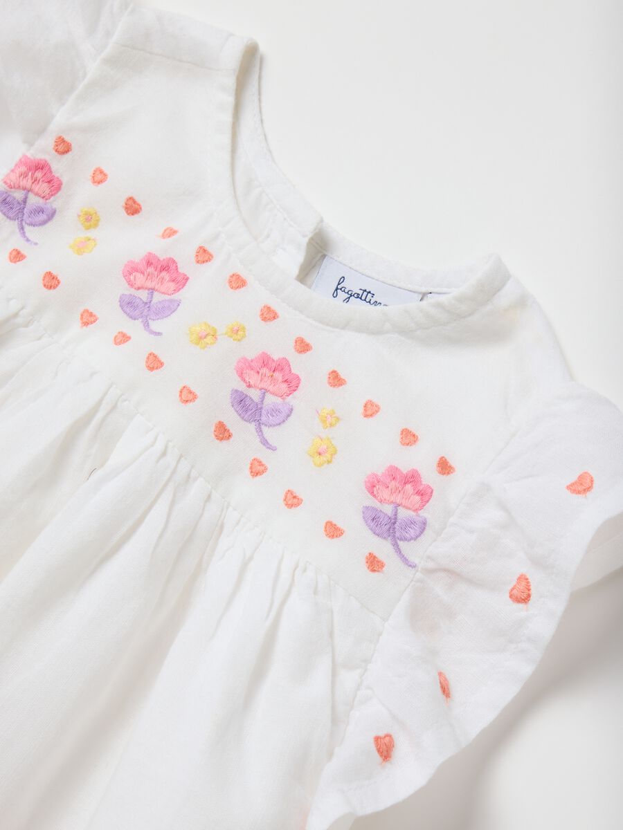 Completo da neonata con top in puro cotone bianco e shorts in denim_2