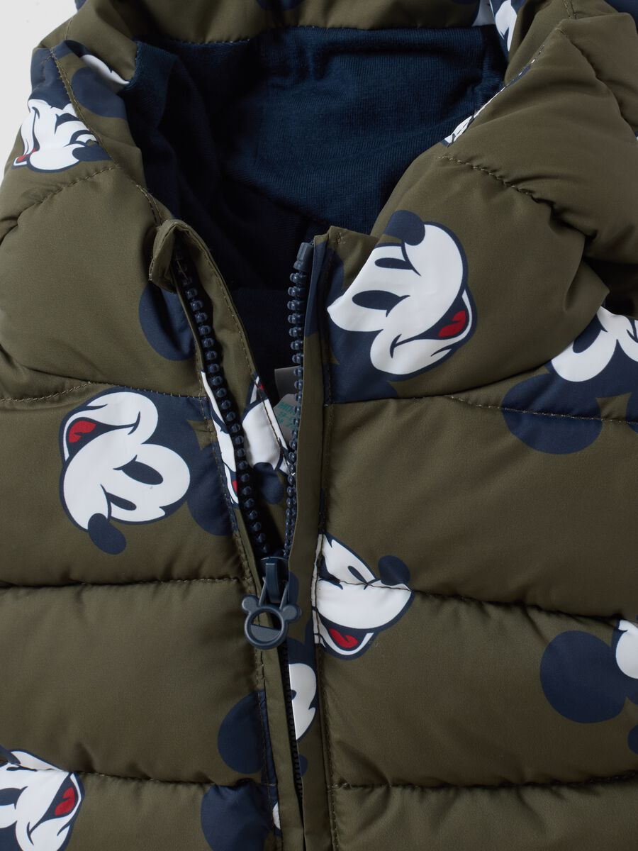 Gilet verde imbottito con cappuccio e stampa Mickey per bimbo_2