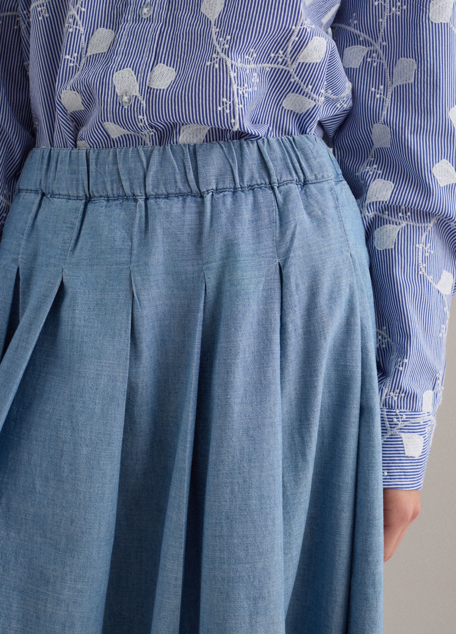 Long light blue skirt in pure cotton with pleats