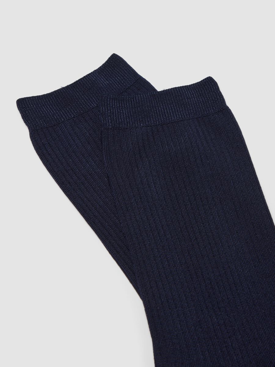Calzini blu in viscosa elasticizzato a coste_2