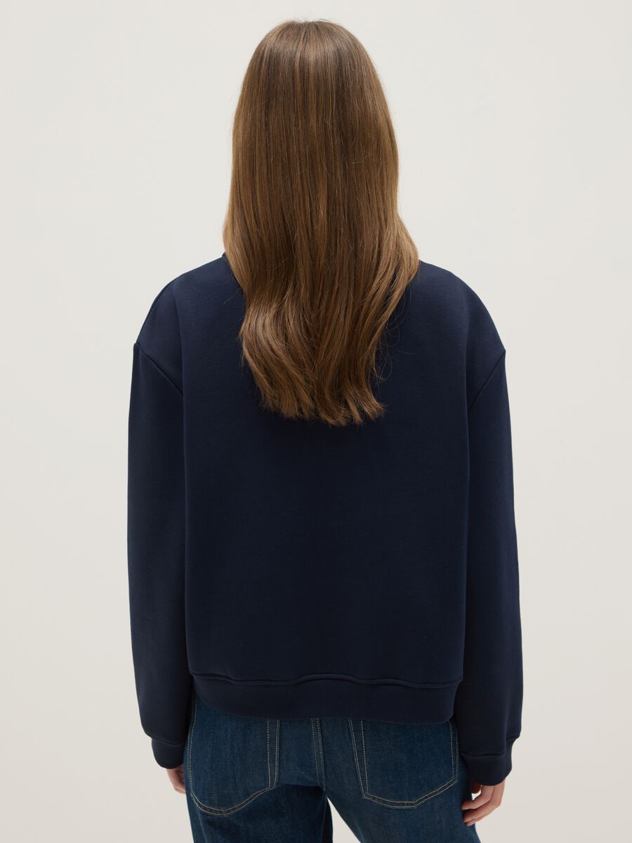 Maglione in misto cotone blu regular fit con colletto a contrasto_2