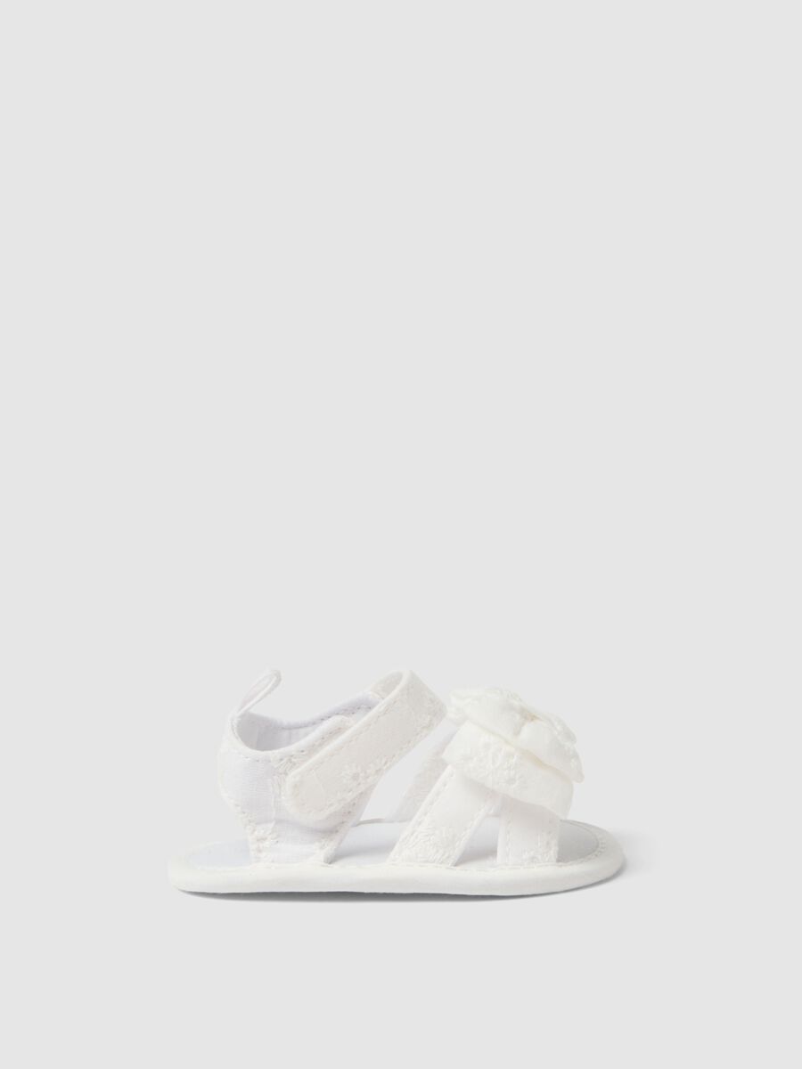 Sandali in puro cotone bianchi da neonata con velcro e fiocco_0