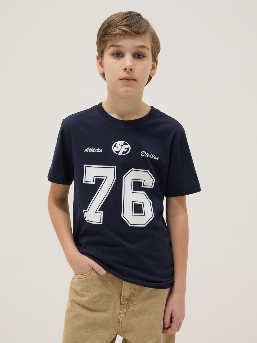 T-shirt blu in puro cotone da ragazzo con stampa regular fit_0