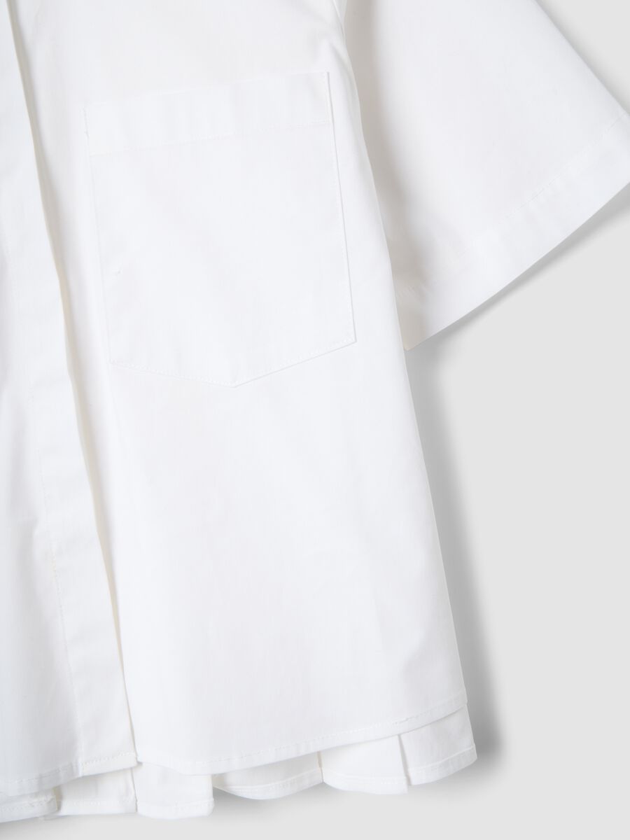 Camicia in cotone elasticizzato bianca oversize fit con taschine_5