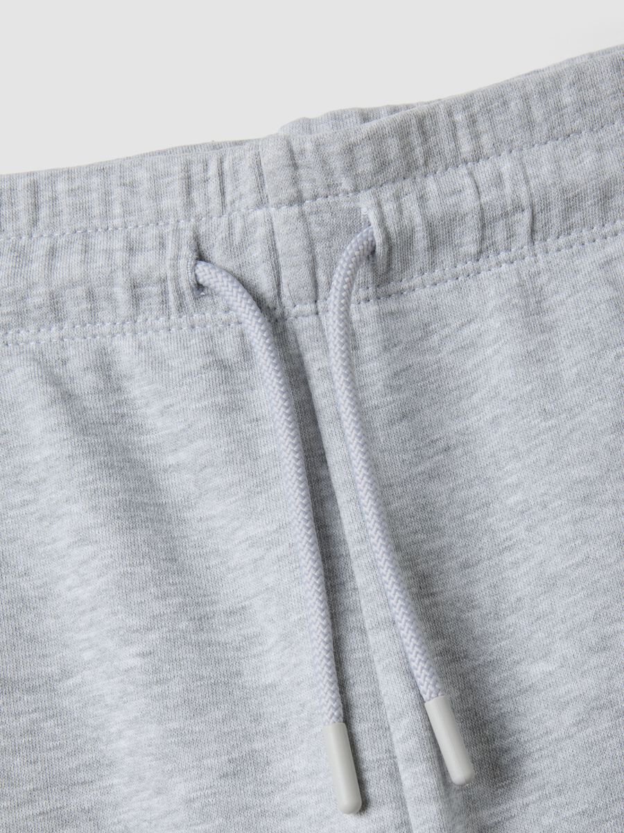 Jogger grigi in puro cotone con stampa college per ragazzo_5