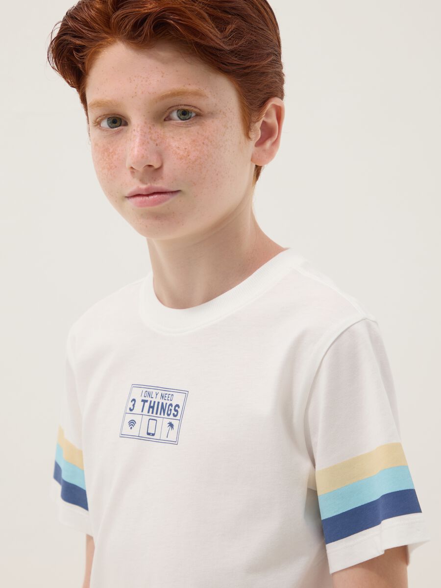 T-shirt bianca in puro cotone da ragazzo con righe sulle maniche_0