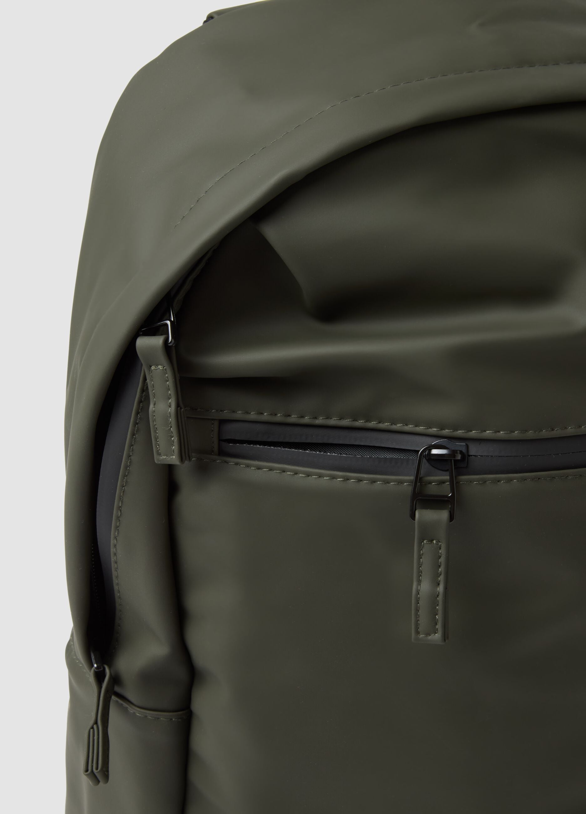 Green water-repellent backpack with front pocket
