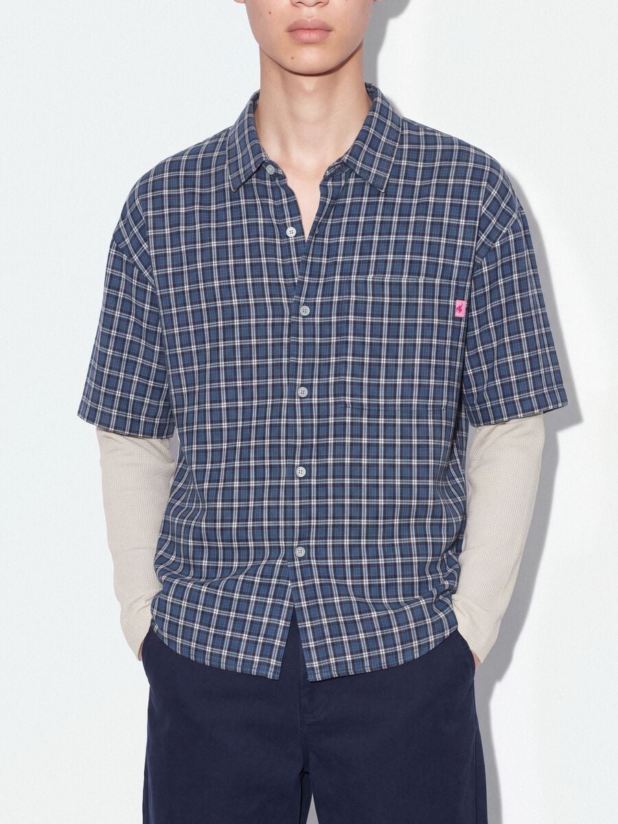 Camicia cropped blu a quadri in puro cotone con maniche doppie over fit_2