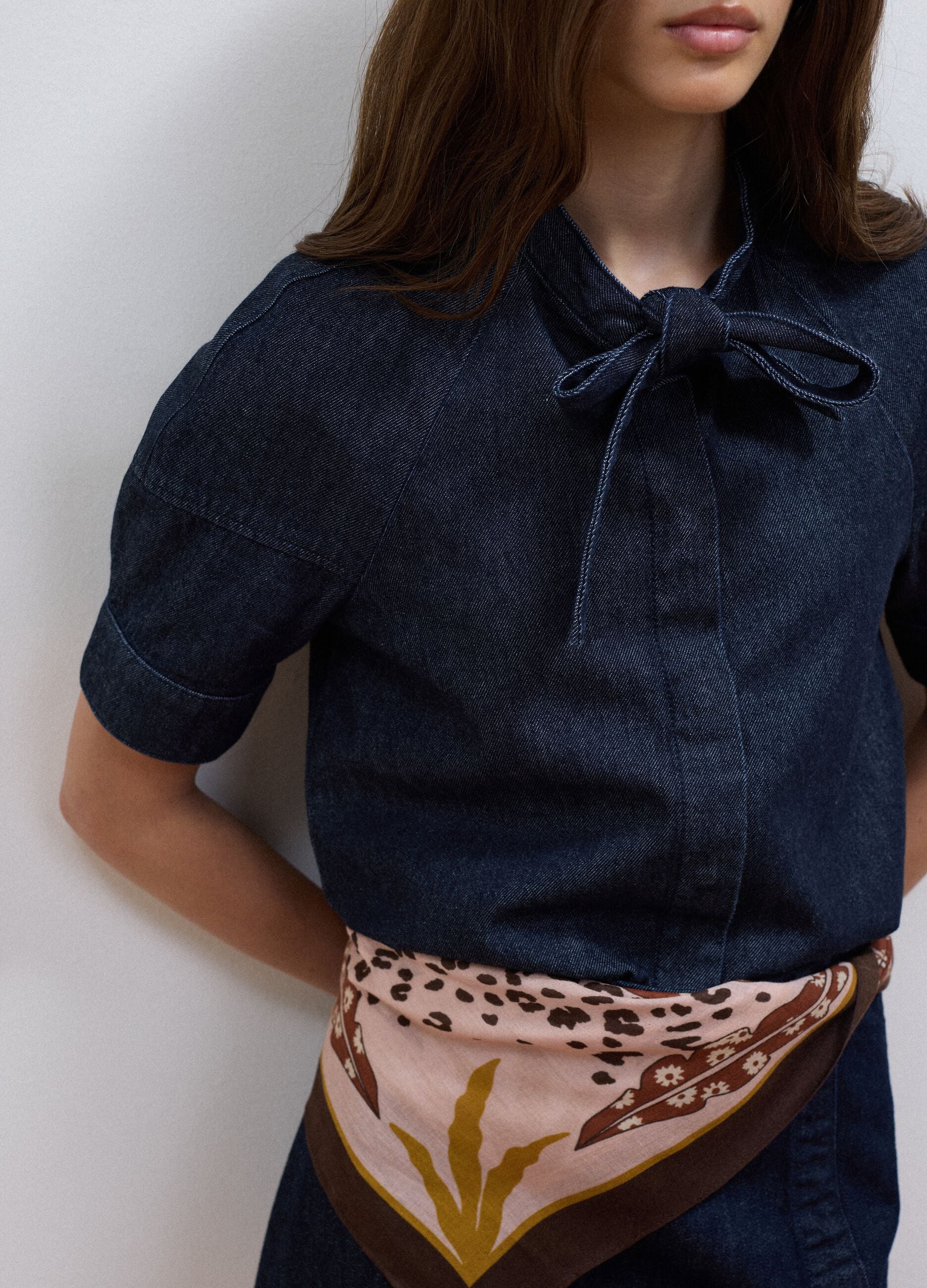 Regular-fit short-sleeved pure cotton denim shirt with tie detail