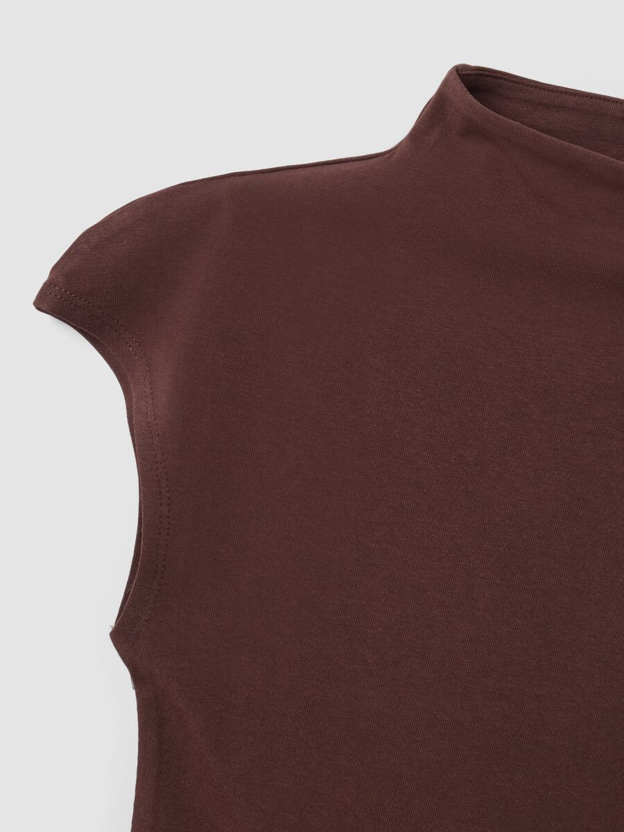 T-shirt marrone in modal e cotone elasticizzato con collo rialzato fitted_1