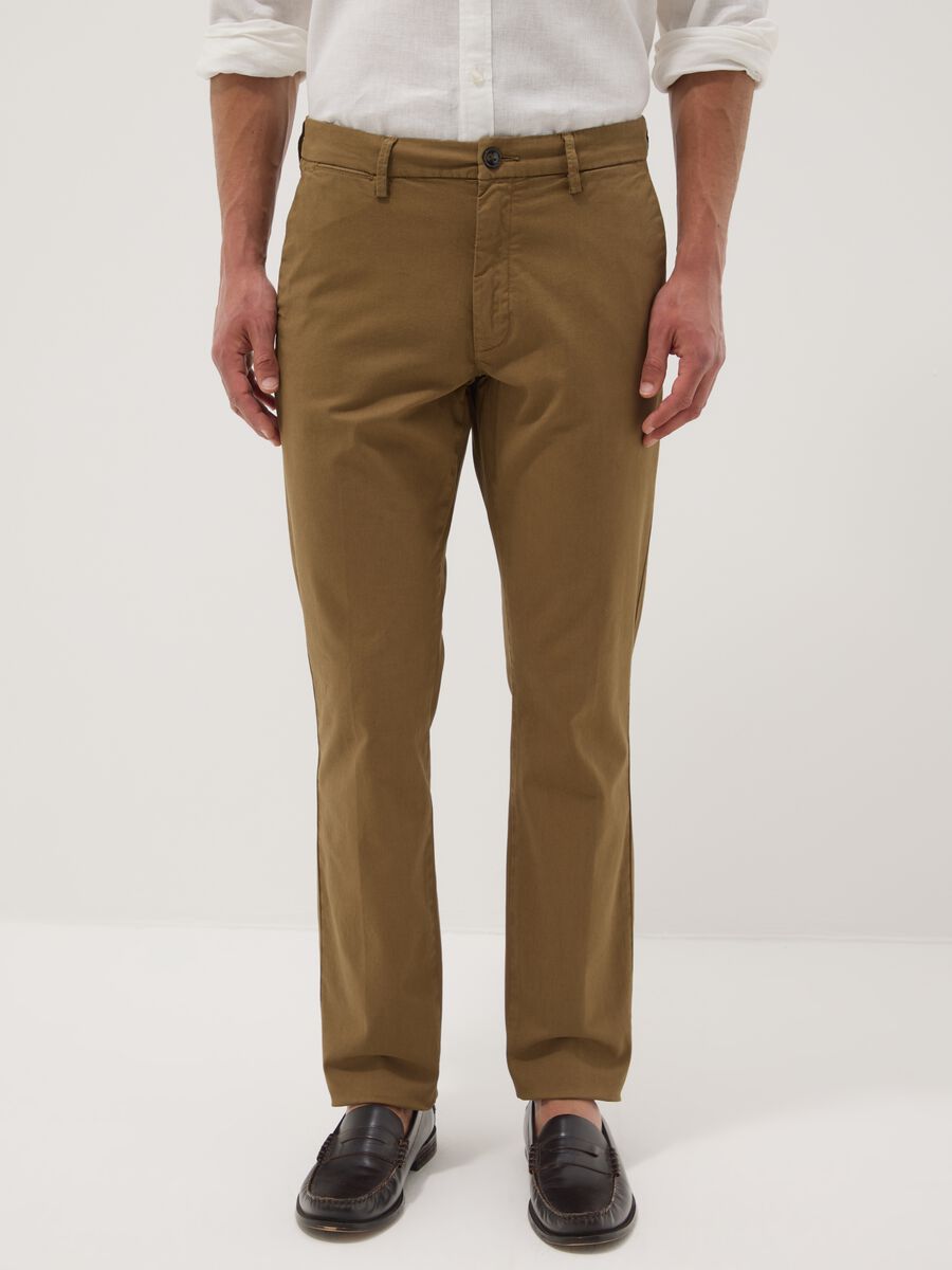 Pantaloni chino marroni in cotone elasticizzato slim fit_1