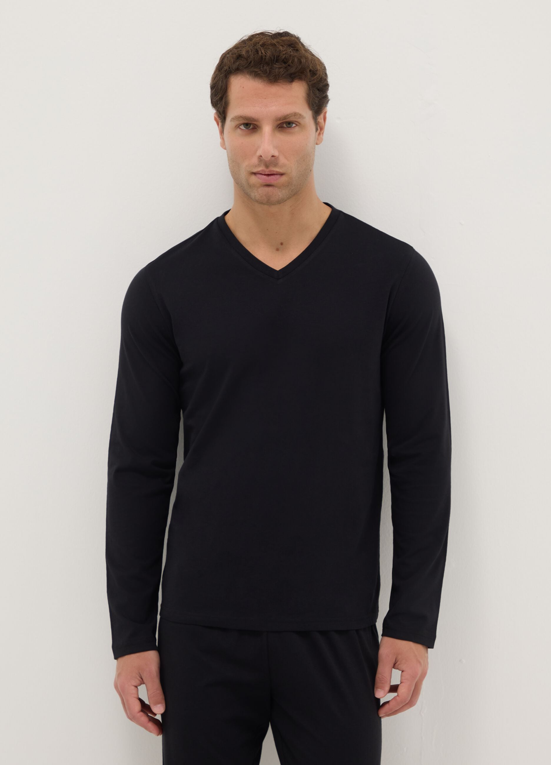 Black long sleeve pyjamas with a V-neck in pure cotton, regular fit