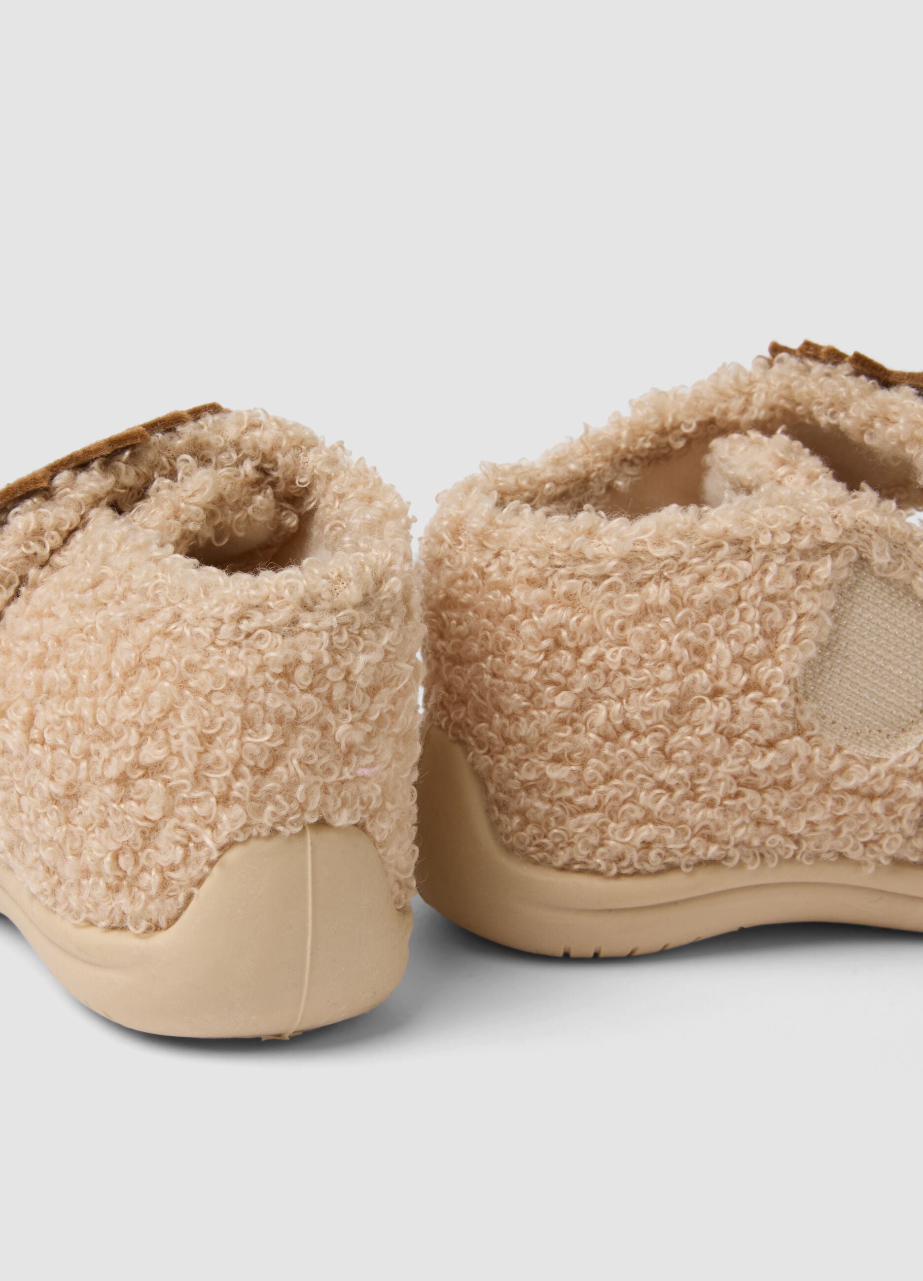 Beige baby slippers with hedgehog appliqu&eacute;