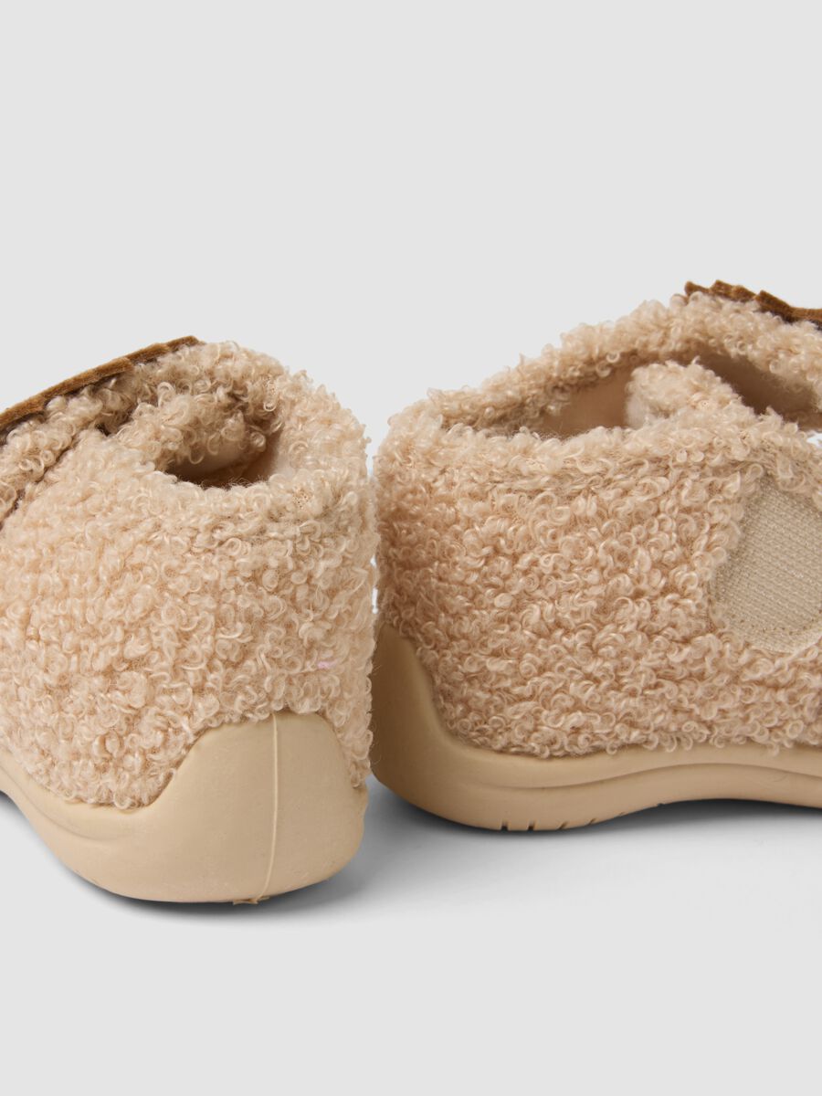 Beige baby slippers with hedgehog appliqu&eacute;_2