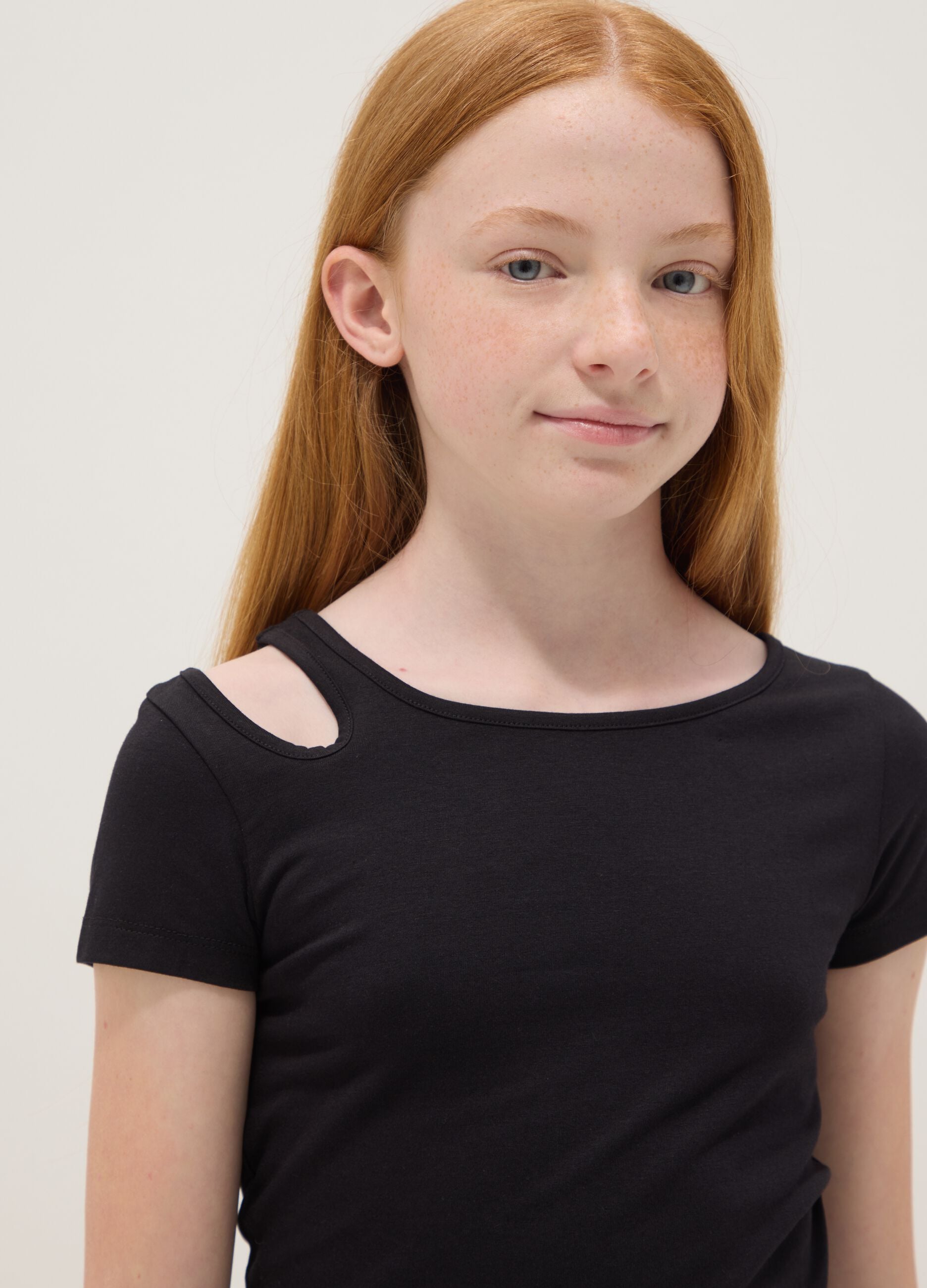 Black organic cotton T-shirt with cut-out shoulder