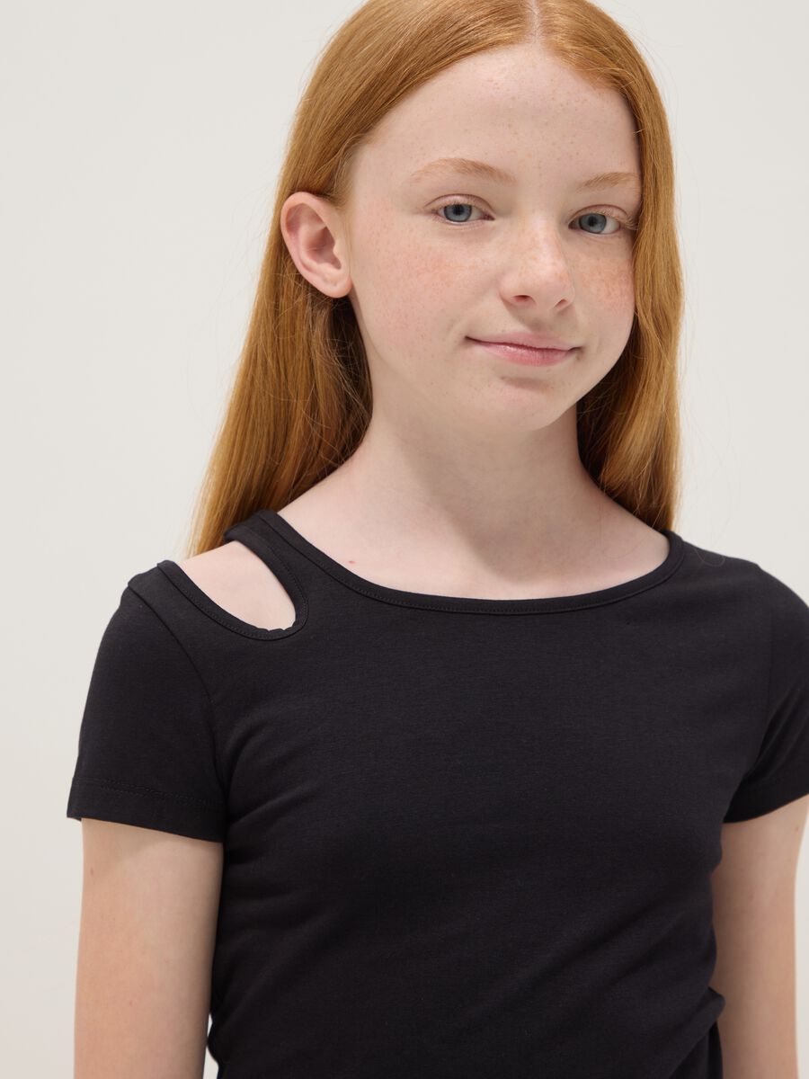T-shirt nera in cotone organico con spalla cut-out_1