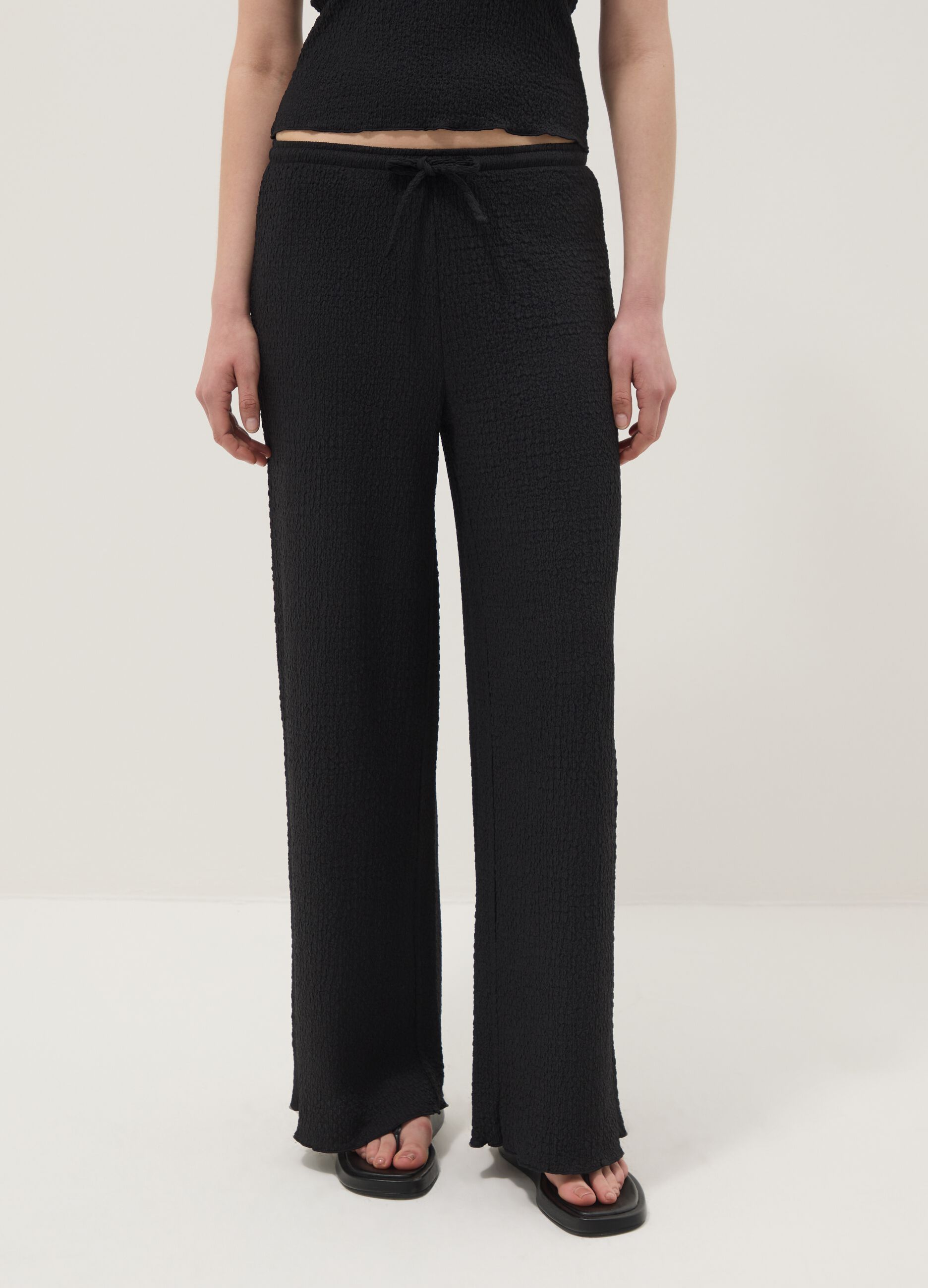 Pantaloni elasticizzati neri wide leg con texture increspata