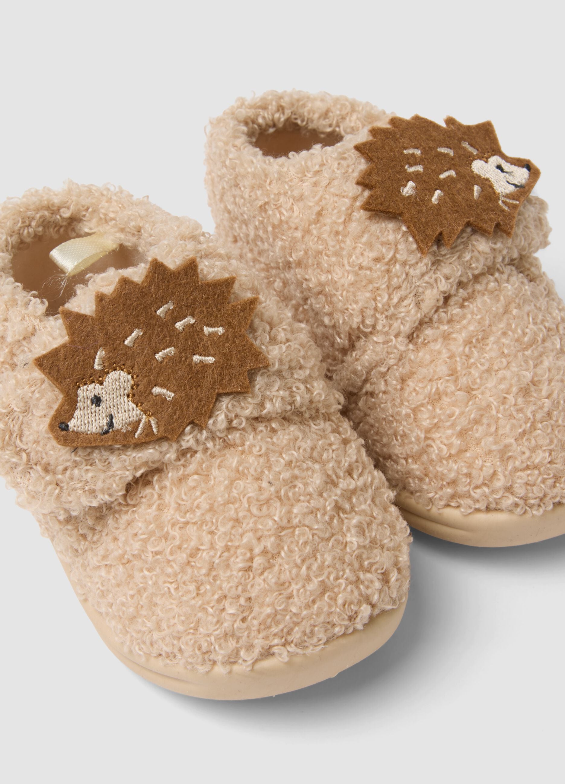 Beige baby slippers with hedgehog appliqu&eacute;