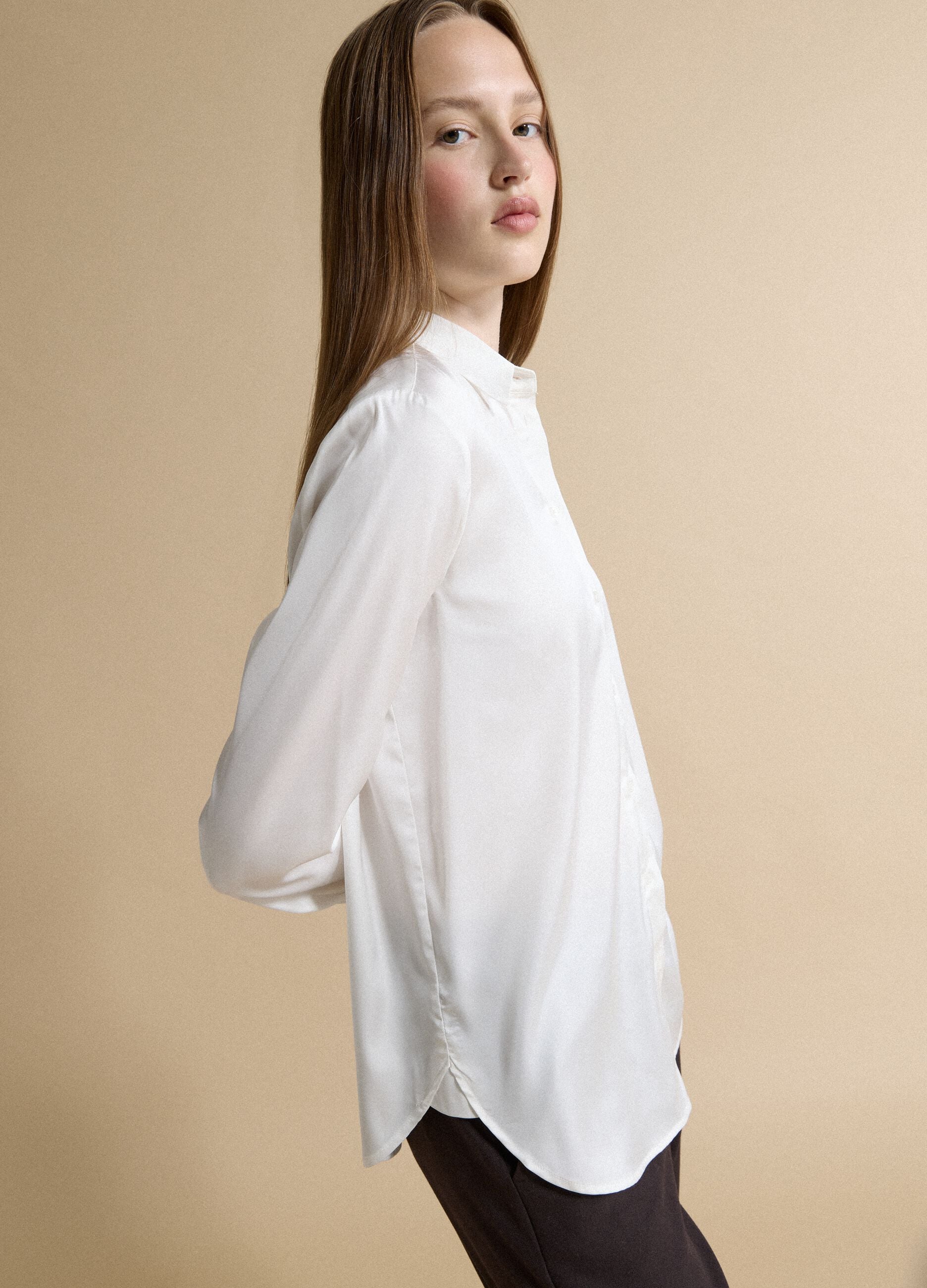 White stretch-fabric shirt with classic collar, regular fit